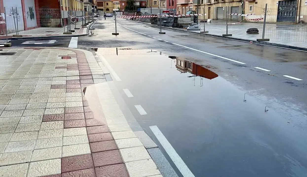 Imagen de agua estancada en la zona dentro de la nueva obra de la Ronda Interior. Los vecinos aplauden la infraestructura pero piden que se examine al detalle antes de su recepción.