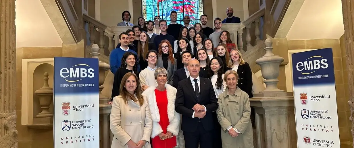 Un instante de la visita de los alumnos del European Master in Business Studies en el ayuntamiento.