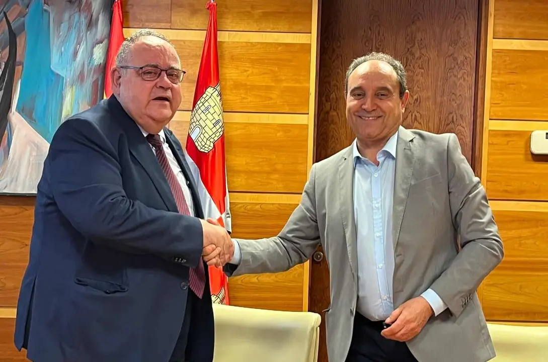 Un instante de la firma del acuerdo.
