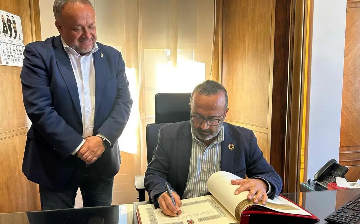 El presidente de la Diputación de Cáceres firma en el libro de honor de la Diputación de León.