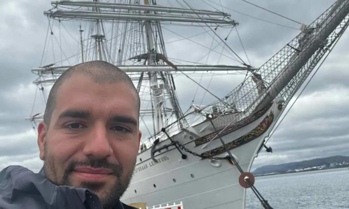 Pablo Álvarez, junto al barco Statsraad Lehmkuhl, en el que desarrollará su aventura científica.