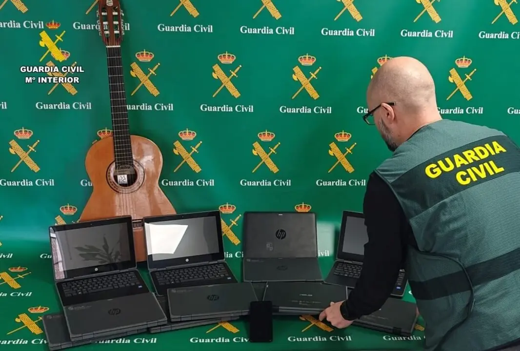 Imagen de la Guardia Civil con los objetos incautados.