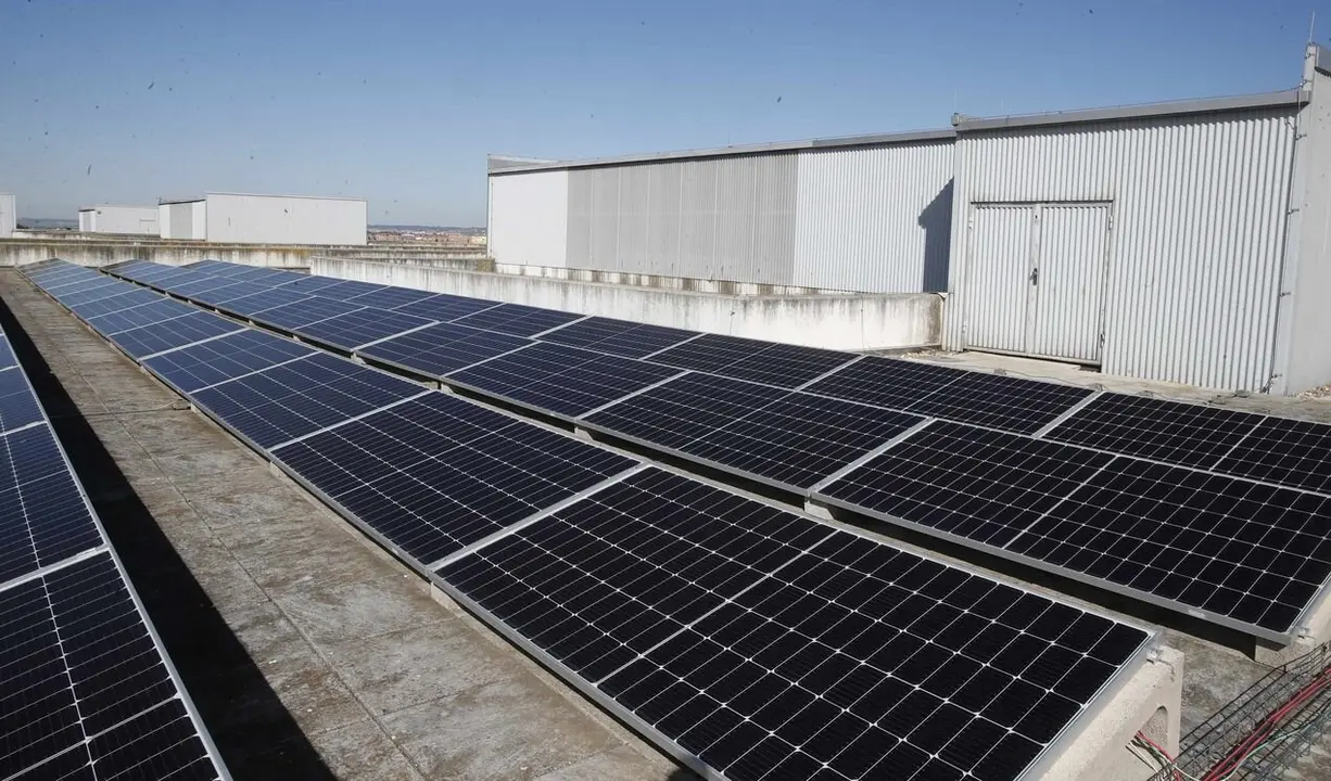 El consejero de Economía y Hacienda y portavoz, Carlos Fernández Carriedo, y el consejero de Sanidad, Alejandro Vázquez Ramos, firman el protocolo para impulsar instalaciones de autoconsumo fotovoltaico en hospitales y centros de salud de la Comunidad.