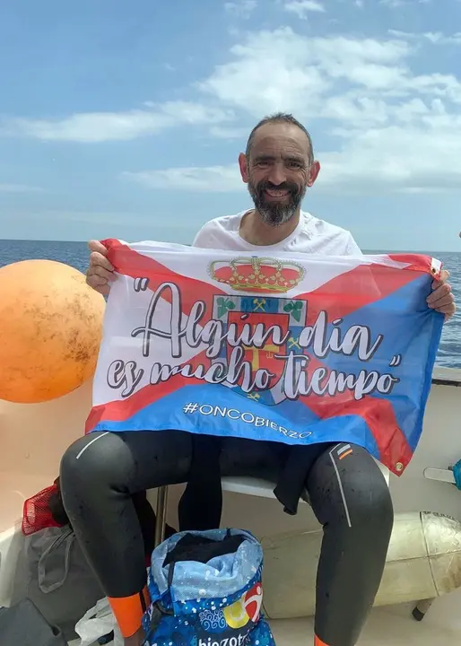 El deportista berciano Miguel Martínez Basurco completa a nado los 18 kilómetros del Estrecho de Gibraltar en menos de cinco horas.