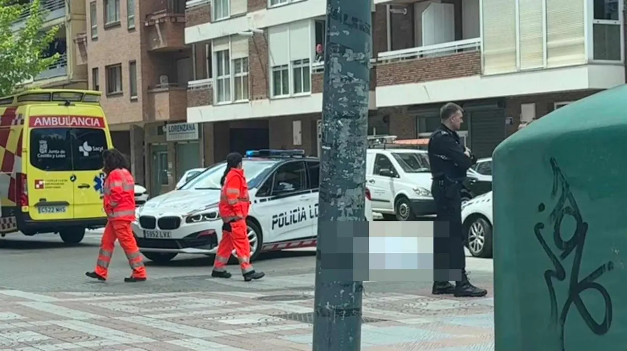 Efectivos de la Policía Local de León, durante la intervención por un fallecimiento en vía pública este miércoles.