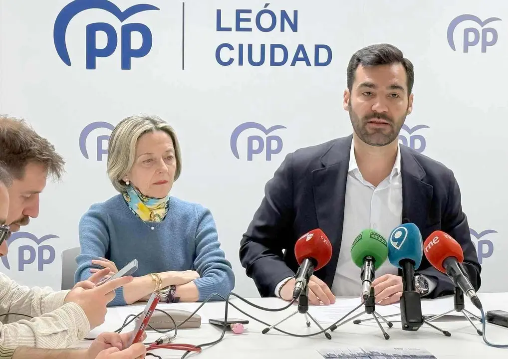 El portavoz popular, David Fernández, interviene durante la rueda de prensa de este jueves.