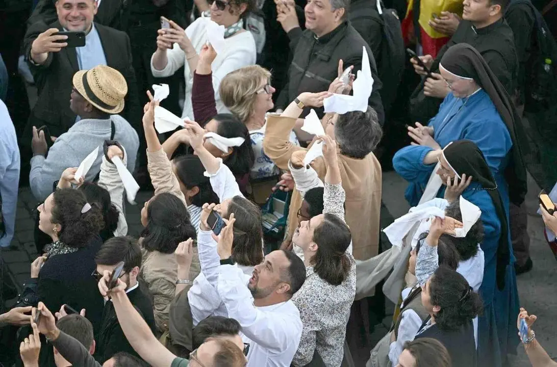 Euforia entre los fieles presentes en la Plaza del Vaticano.