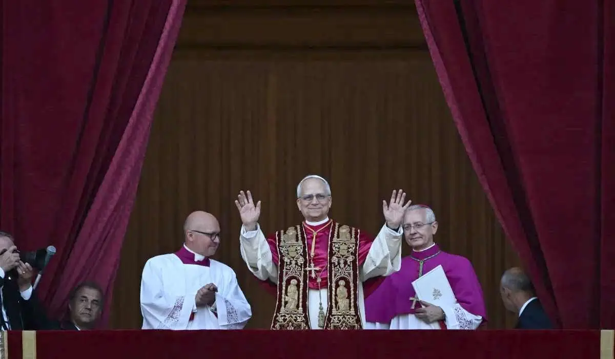 Robert Francis Prevost Martínez, el nuevo pontífice, une raíces estadounidenses y peruanas, experiencia misionera y liderazgo curial en su camino al papado.