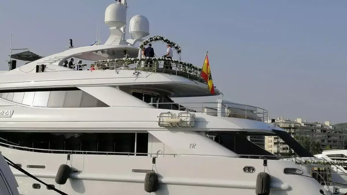 Boda de Juan González Herrero y Kelly Galeano a bordo de un yate en Ibiza, en 2021, en una imagen publicada por La Nueva España.