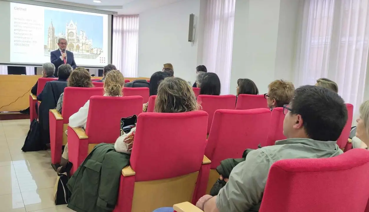 Un instante del encuentro mantenido en la Cámara de Comercio de León.