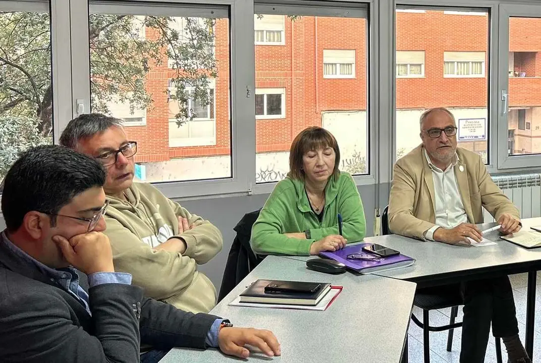 Olegario Ramón, durante un encuentro mantenido con vecinos de Ponferrada.