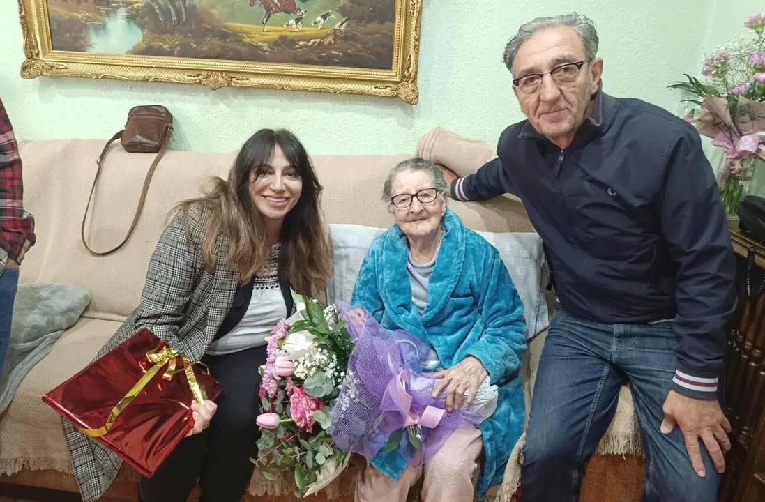 Lorenzana Alonso ha recibido la felicitación por su cien cumpleaños.