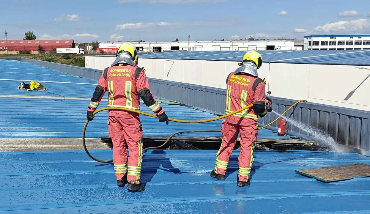 Efectivos de Bomberos de León trabajando en la zona del incendio.