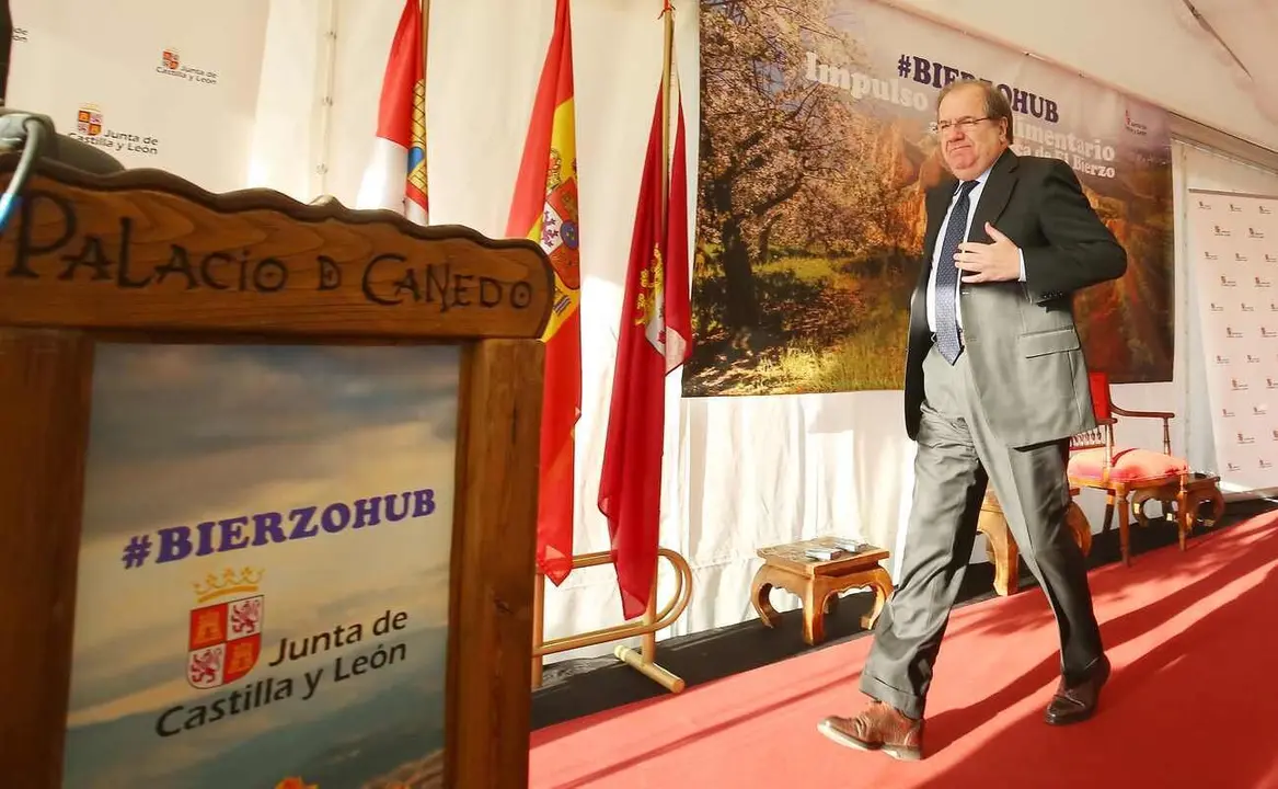 El presidente de la Junta de Castilla y León, Juan Vicente Herrera, durante la presentación del programa de impulso agroalimentario integral 'Bierzo HUB', que se celebra en el Palacio de Canedo en Canedo (León)