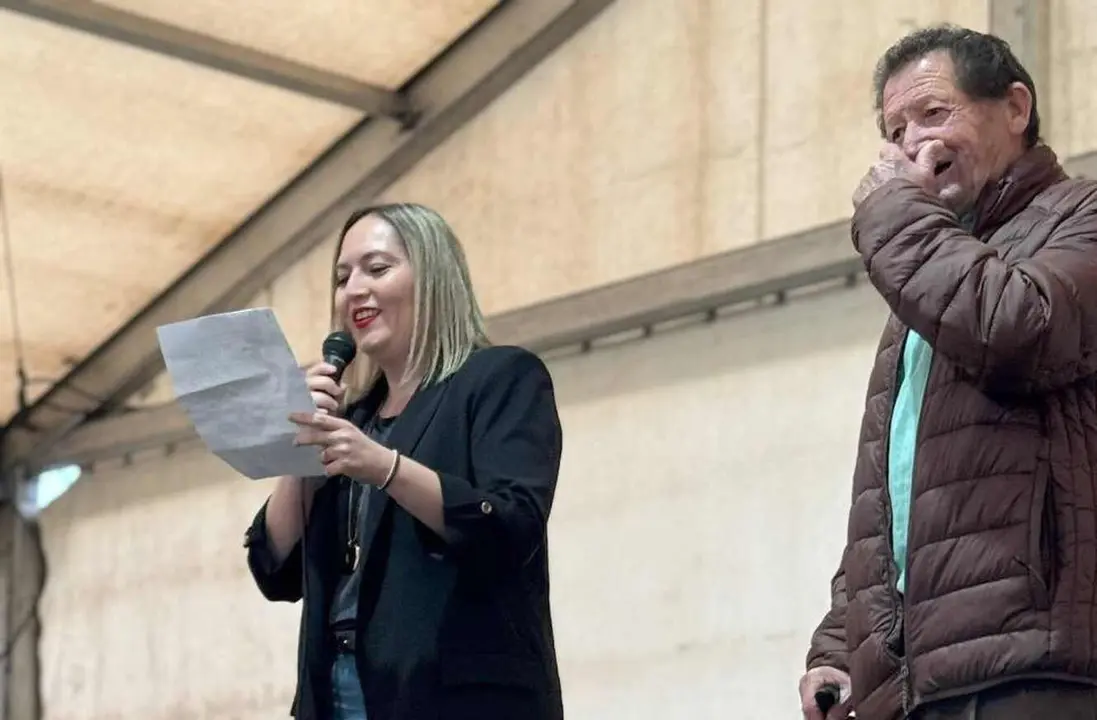 La concejala delegada de Comercio, Consumo y Fiestas del Ayuntamiento de León, Camino Orejas, ha sido la encargada de dar el pistoletazo de salida a las fiestas de San Miguel Arcángel en Oteruelo. Foto: Ayto León