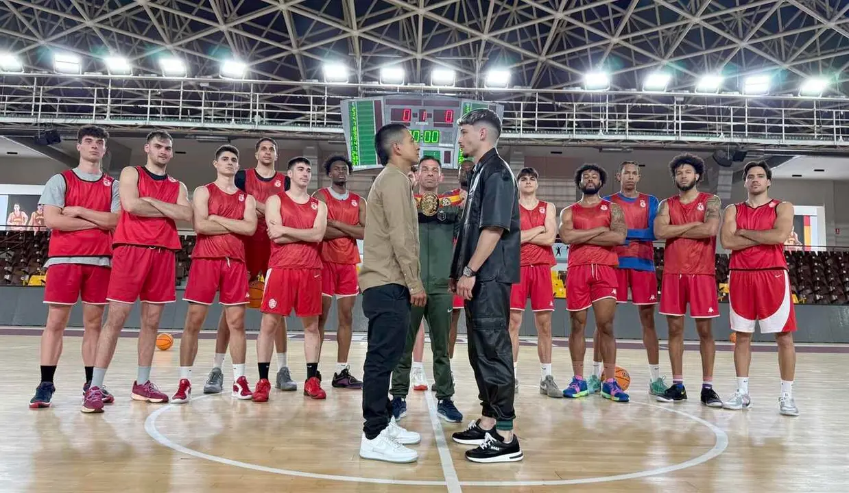 Listos para la batalla. La plantilla de  la Cultural de Baloncesto ha participado en la promoción del combate de boxeo de Héctor Barrul en la antesala de su decisivo duelo.