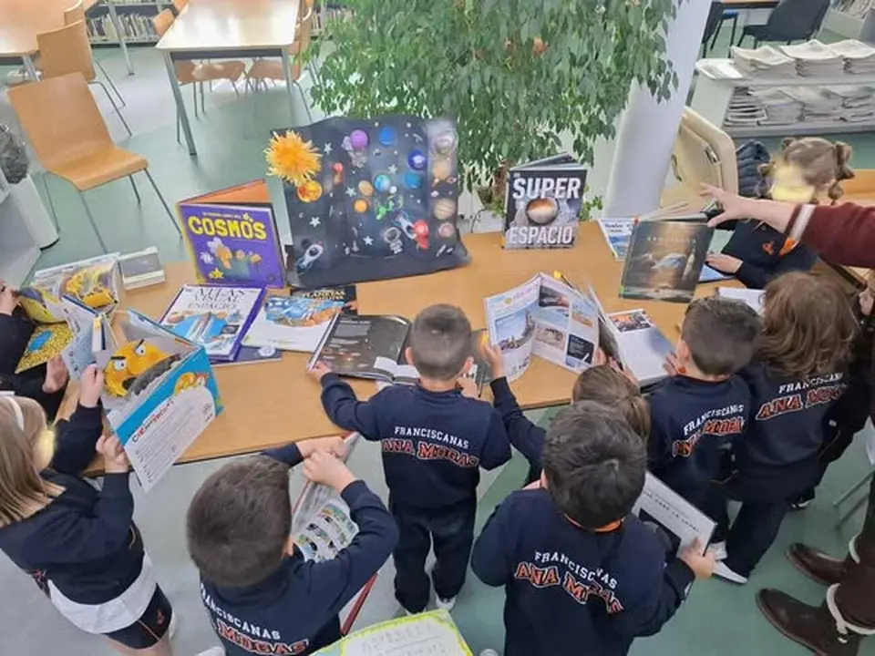 San Andrés convierte a sus escolares en bibliotecarios por un día.