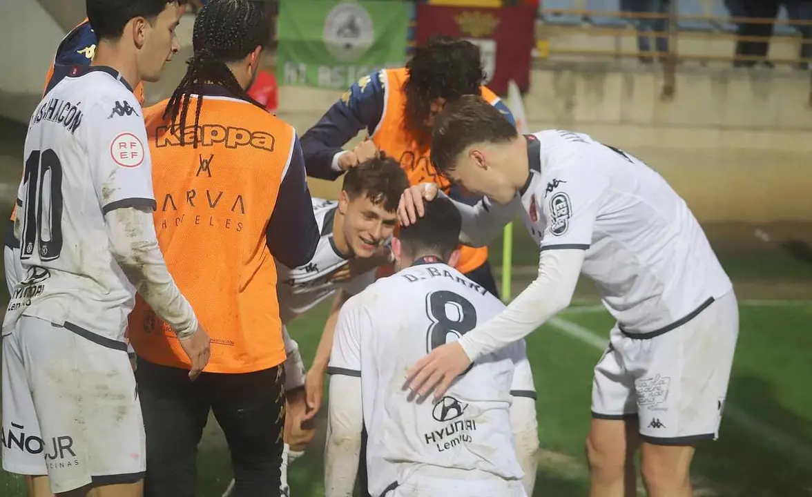 Los jugadores de la Cultural celebran uno de sus goles en el Reino de León. Foto: Isaac Llamazares