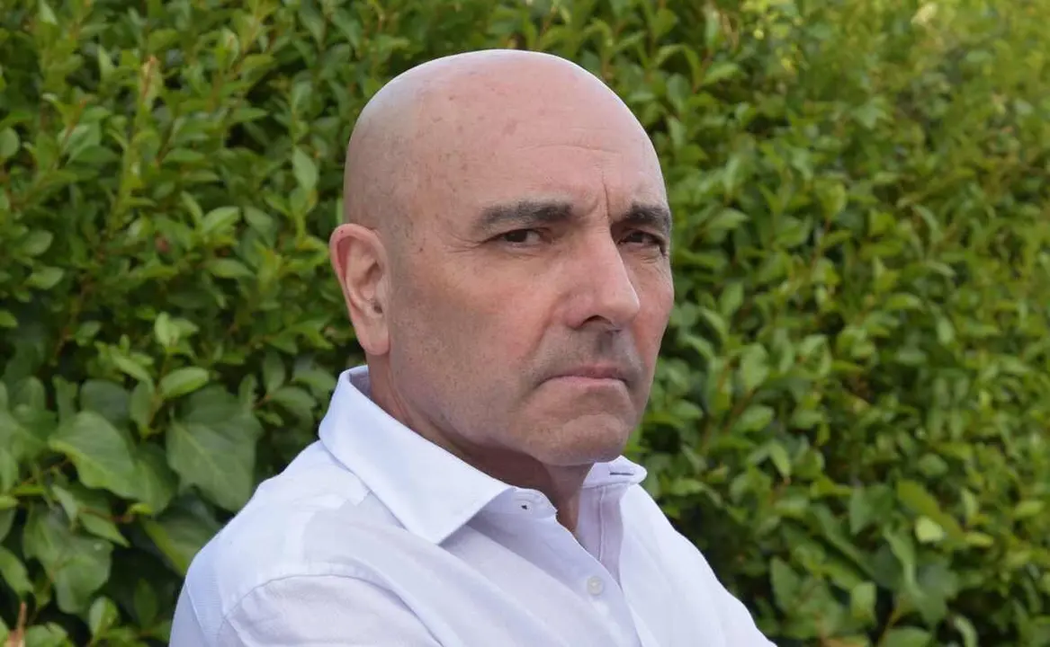 El historiador Javier Caballero Chica presenta el martes en León su libro sobre al arquitectura leonesa del siglo XX.