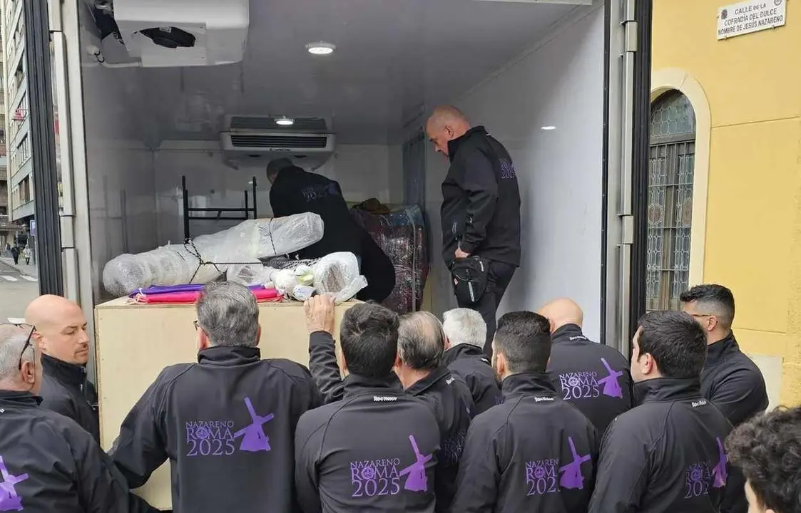 El Nazareno y diferentes equipamientos en el momento de iniciar su viaje a Roma.