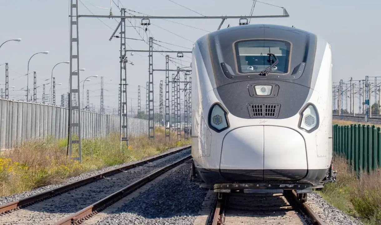 Imagen de los S-107 de Renfe que ya circulan en pruebas por la Variante de Pajares.
