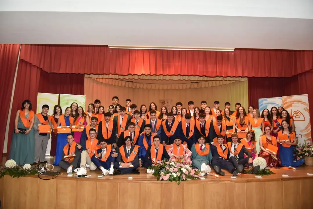 Foto de grupo de los 52 alumnos graduados del colegio Divina Pastora.
