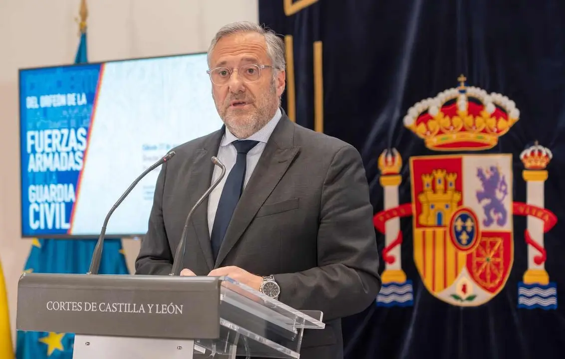 El presidente de las Cortes de Castilla y León, Carlos Pollán, presenta a los medios el concierto organizado por la institución, que ofrecerá el Orfeón de la Real Hermandad de Veteranos de las Fuerzas Armadas y Guardia Civil