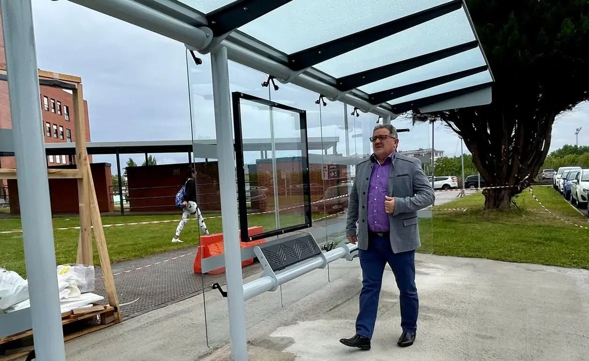 Imagen de la nueva marquesina al pie de la zona de Consultas Externas del Hospital El Bierzo.