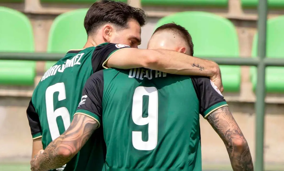 Dos jugadores del Sestao celebran un gol en la presente temporada.