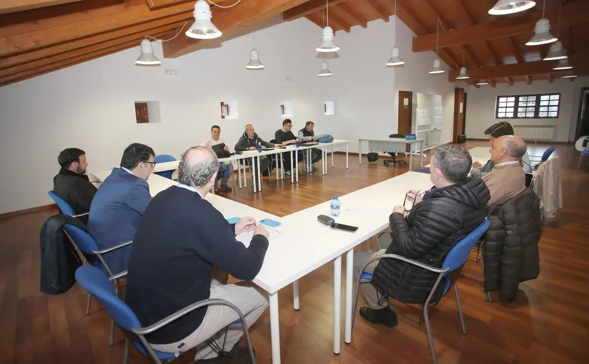 Reunión entre sindicatos y patronal en la Cámara de Comercio de Ponferrada para negociar el convenio colectivo del sector de la pizarra en Castilla y León