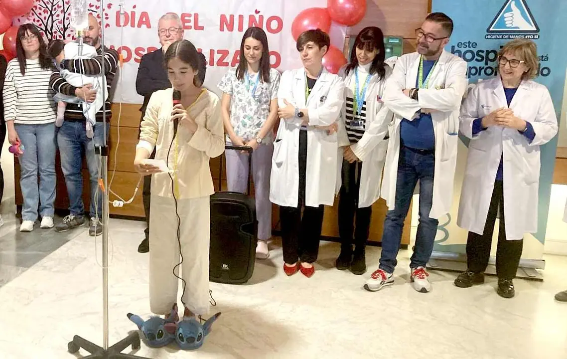 Lectura de poemas en el Día del Niño en el Hospital de León.