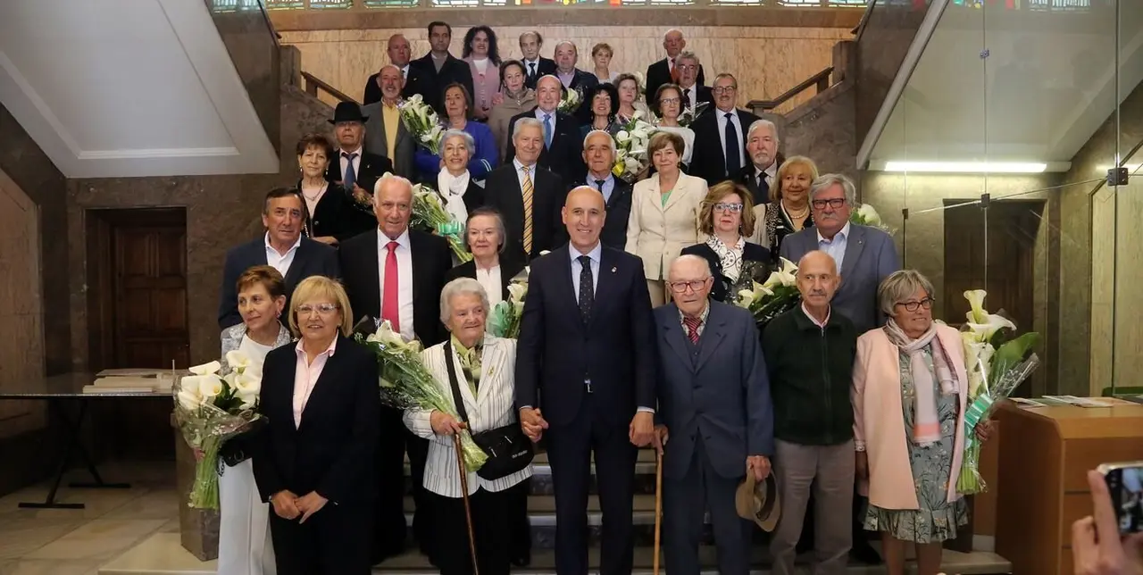 Foto de grupo de las parejas que celebran sus Bodas de Oro y de Diamante.