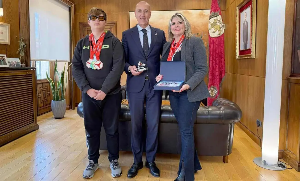 El alcalde de León recibe al deportista Guzmán Carro.