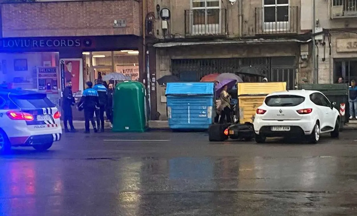 Imagen del lugar del accidente, con efectivos de la Policía Local junto al vehículo contra el que impactó la moto.