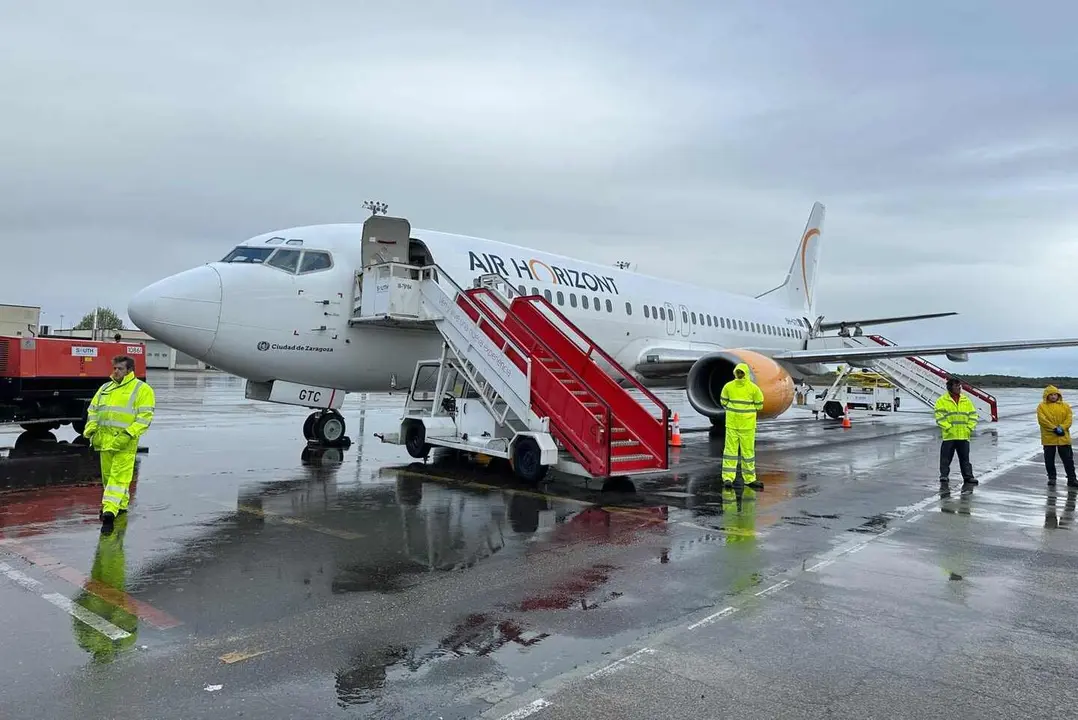 Imagen del Aeropuerto de León con un vuelo chárter dispuesto para despegar.