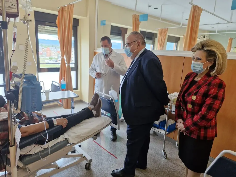 Alejandro Vázquez, consejero de Sanidad, durante su visita de ayer al Hospital del Bierzo.
