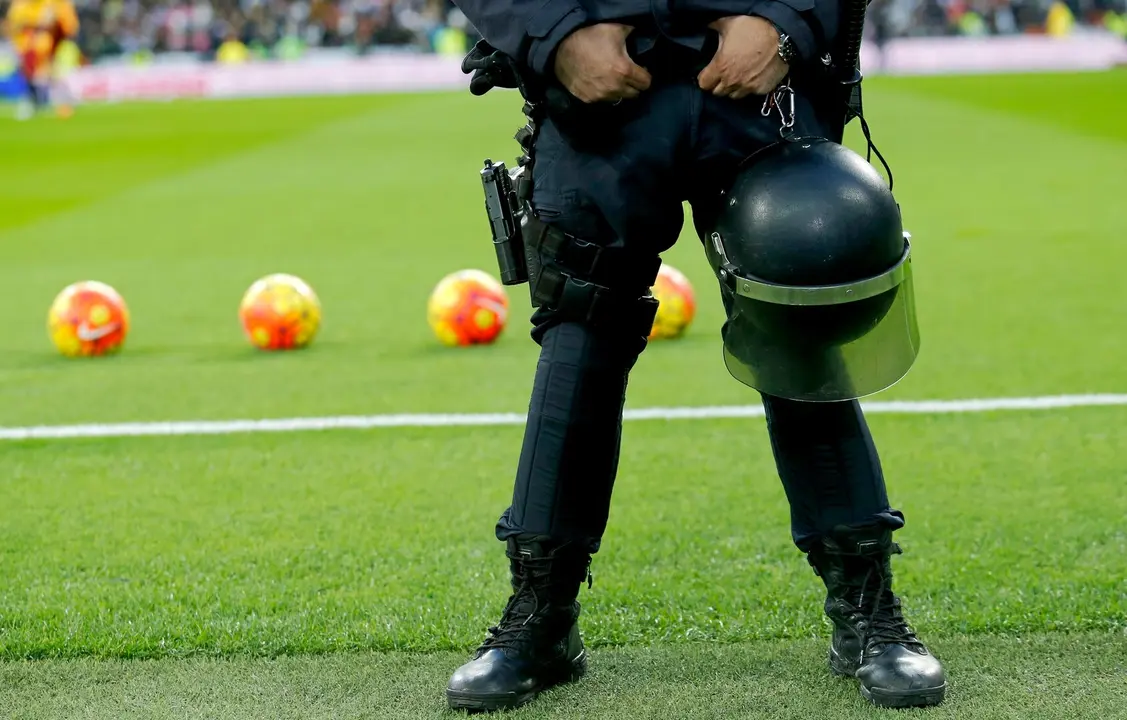 Unidades UIP de la Policía Nacional en un partido de fútbol.