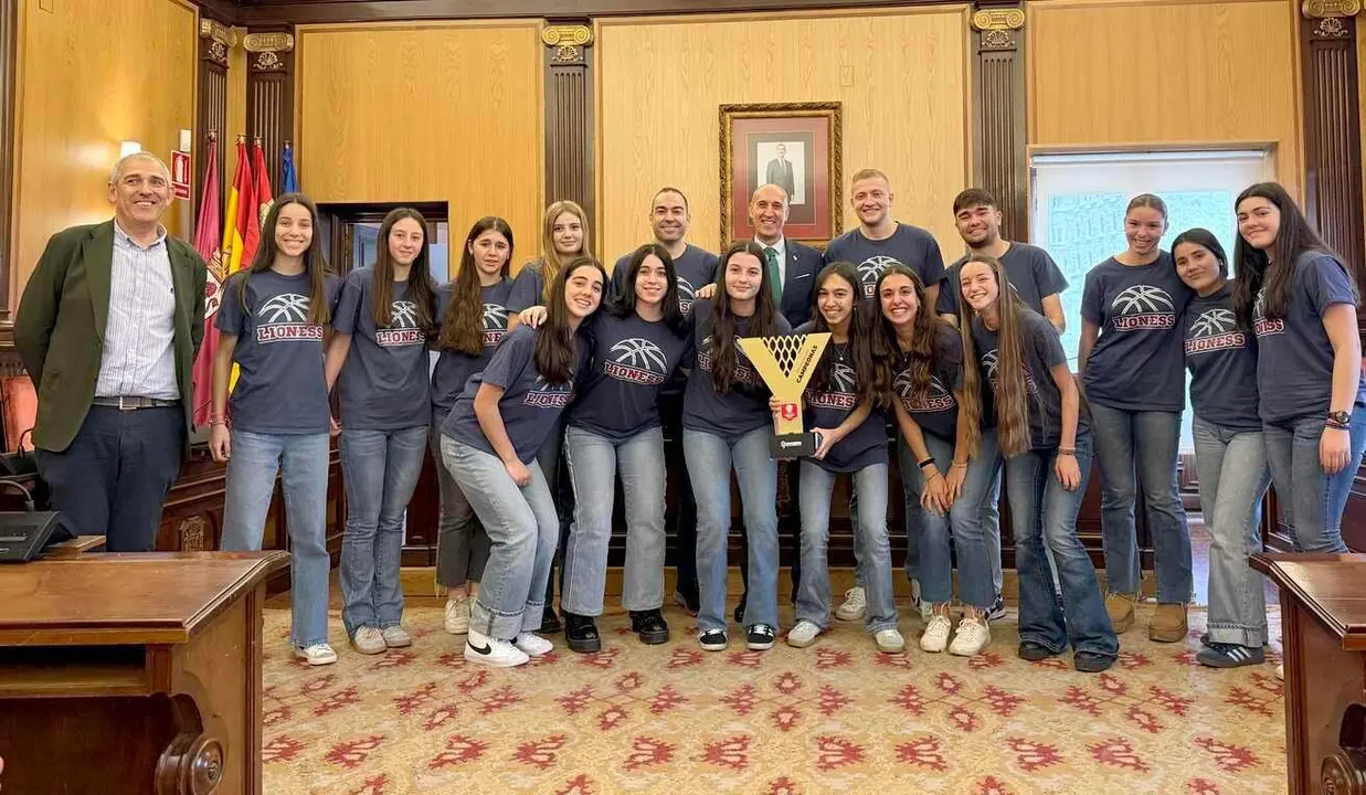 Un instante de la recepción oficial en el Ayuntamiento de León.