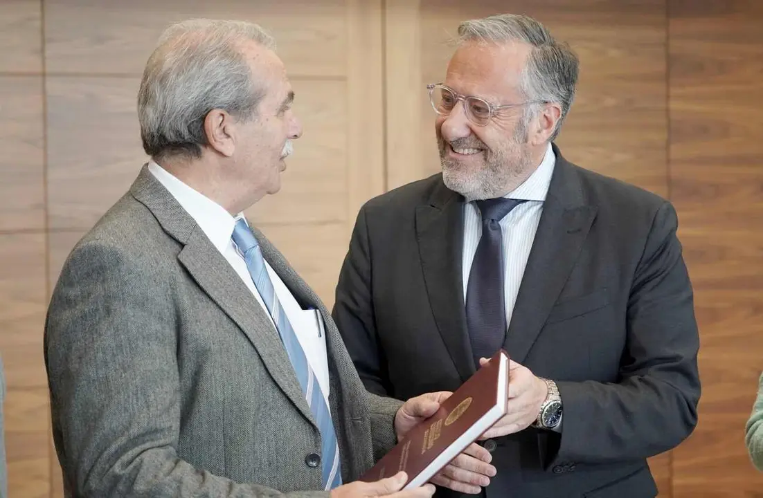 Carlos Pollán, en el momento de recibir la citada memoria.