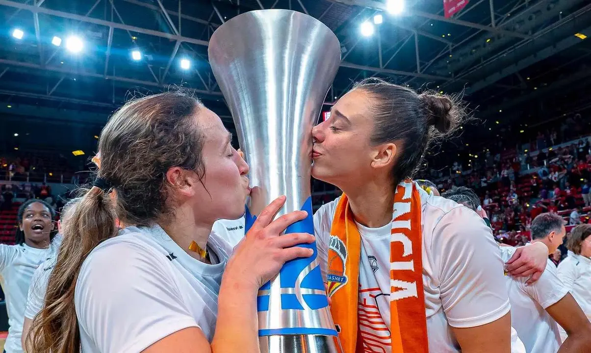 Alicia, a la izquierda, con la copa de campeonas de la Liga Endesa.