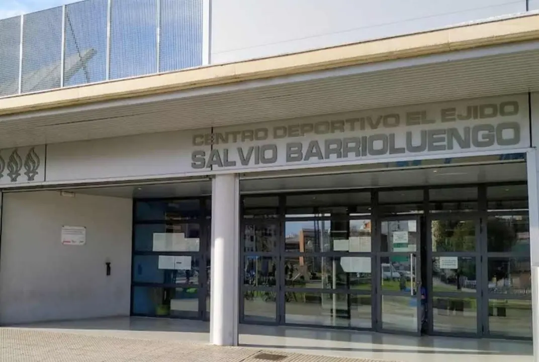 Imagen del acceso principal al polideportivo Salvio Barrioluengo.