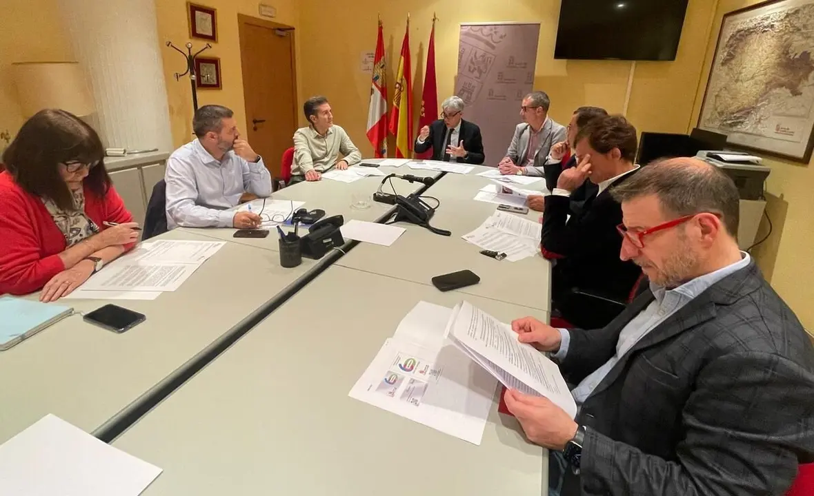 Eduardo Diego, durante su reunión este viernes con las asociaciones de comerciantes y cámaras de comercio de la provincia. / JCYL
