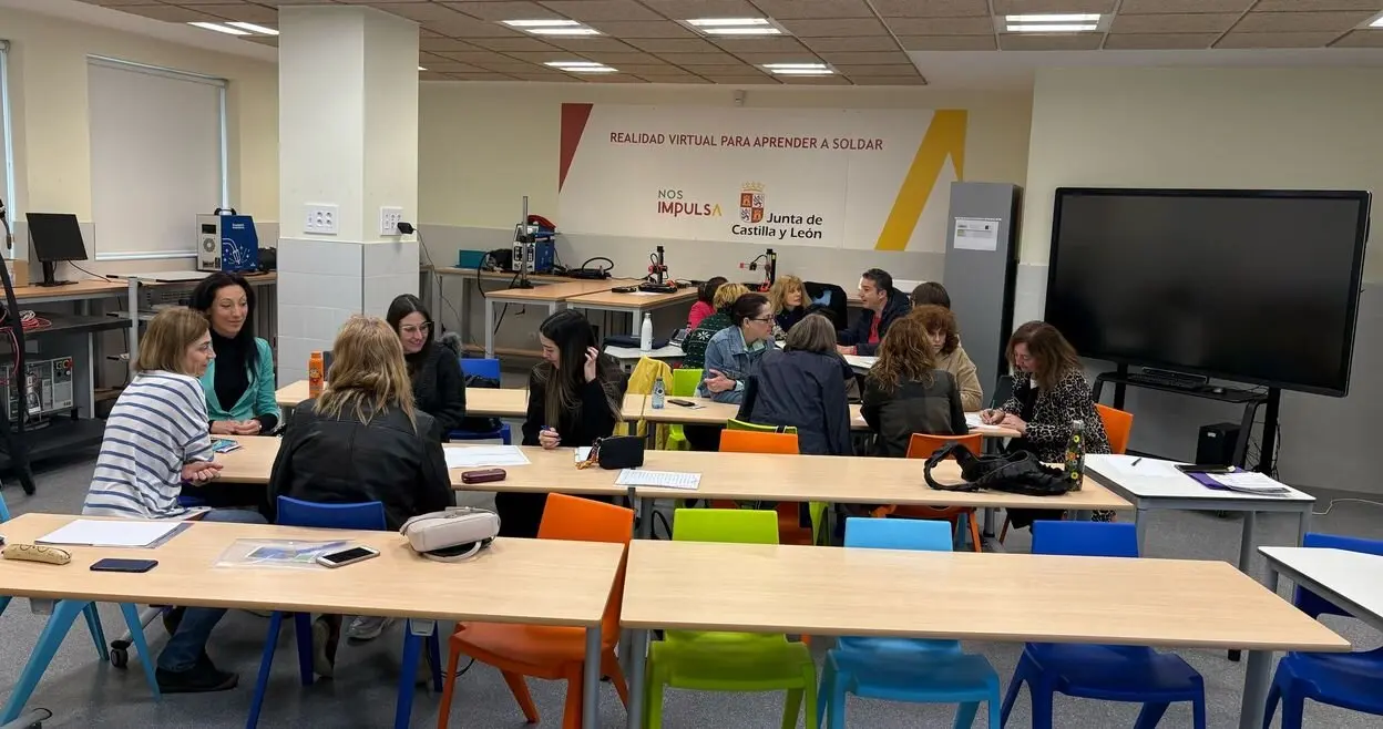 La Junta y CaixaBank Dualiza acercan la Formación Profesional a 50 de orientadores de León y Zamora.