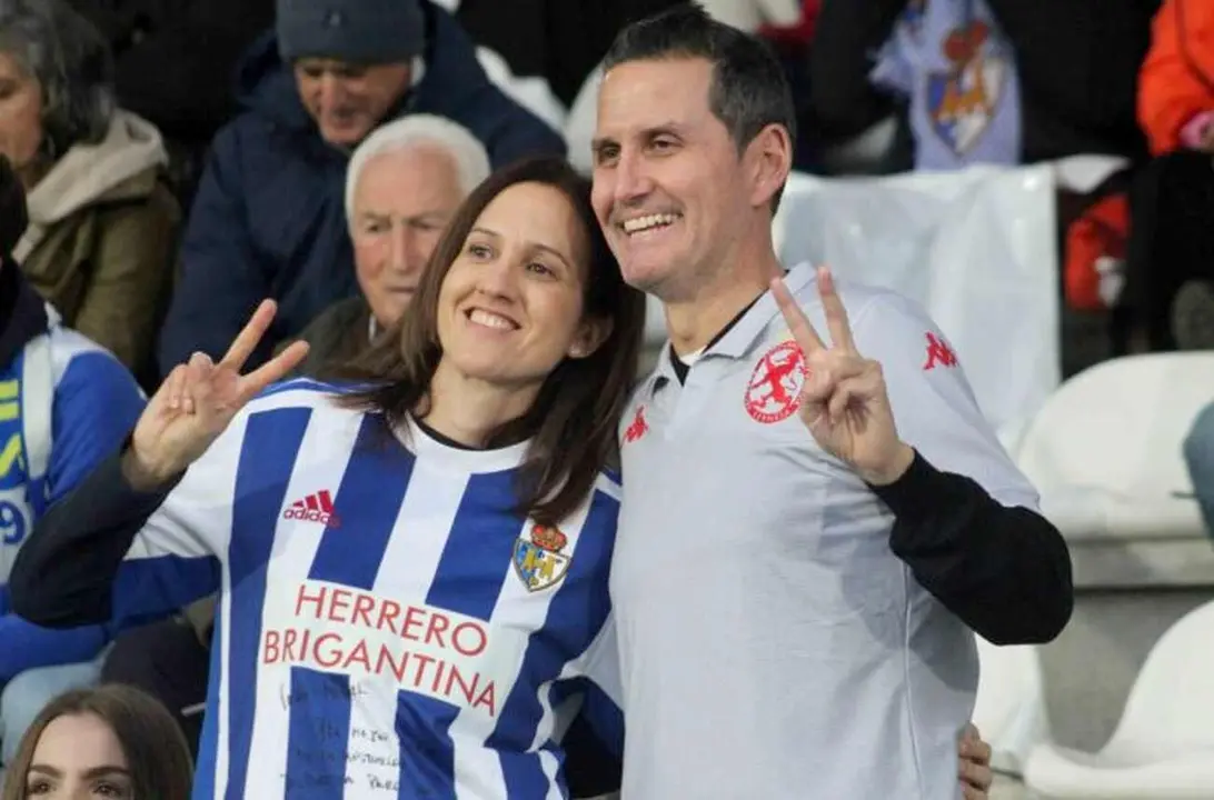 Dos aficionados de Ponferradina y Cultural, juntos durante un derbi. Foto: Isaac Llamazares