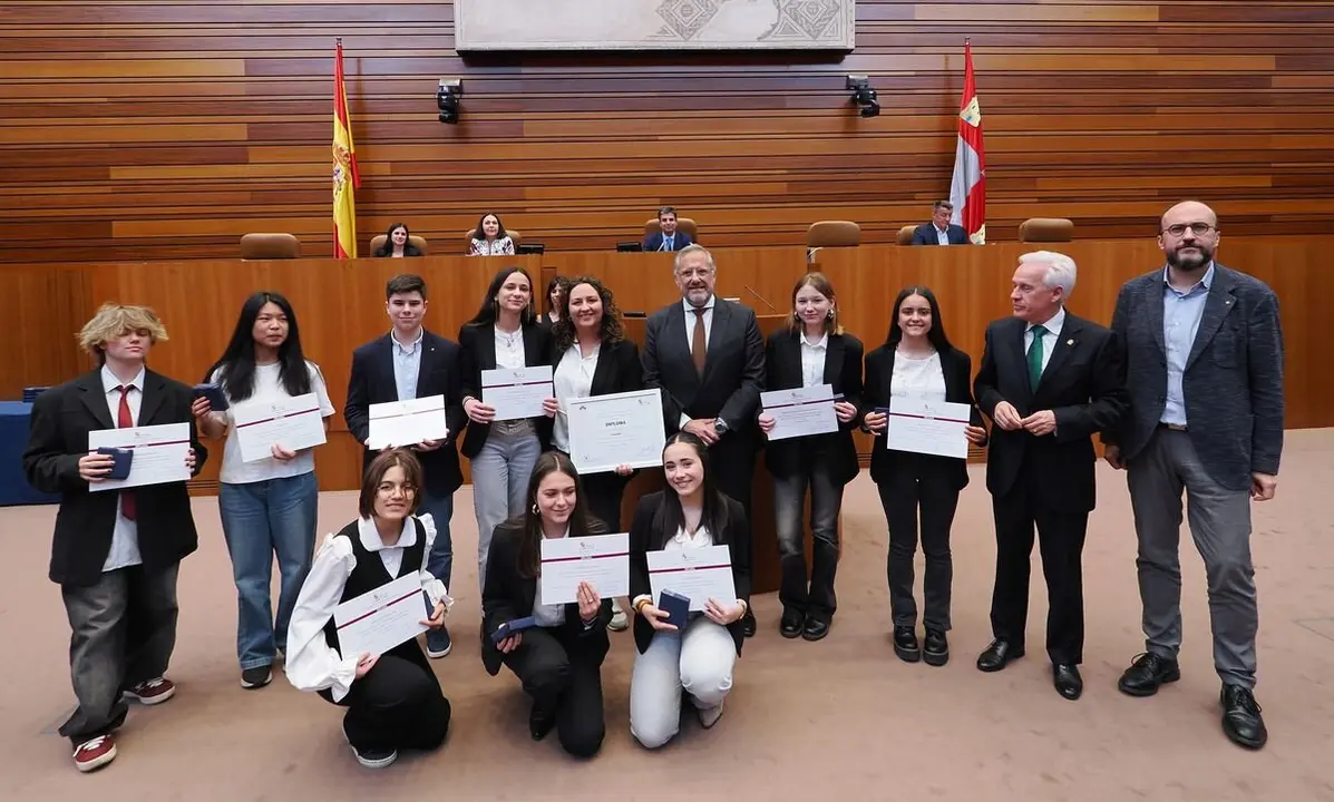 El presidente de las Cortes, Carlos Pollán, posa junto a los alumnos y profesores de Santa María del Páramo tras vencer en la final de la IX Liga de Debate de Castilla y León. / ICAL