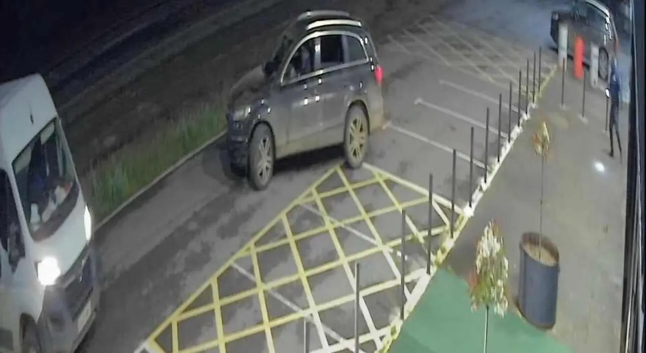 Imagen de la cámara de seguridad en la que se aprecian dos de los vehículos implicados en el robo.