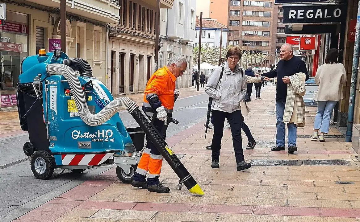 Los nuevos aspiradores urbanos pasan a formar parte del paisaje cotidiano de la ciudad y absorben cada día más superficie de trabajo dejando a un lado el tradicional cubo y el cepillo.