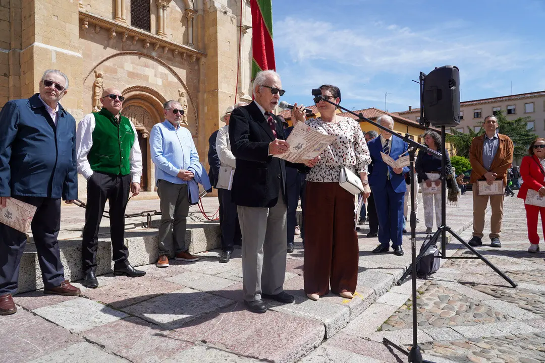 Acto de lectura de los Decreta de 1188 del rey Alfonso IX, precedida por un breve discurso de Juan Pedro Aparicio, a cargo de una treintena de personas