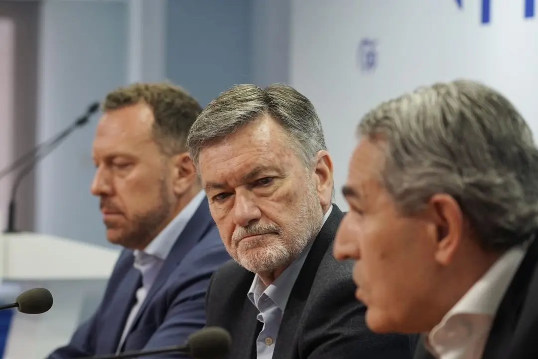 El secretario general del Partido Popular de Castilla y León, Francisco Vázquez y los portavoces en materia de transportes del Senado y del Congreso, Juan José Sanz Vitorio y Héctor Palencia, analizan la política de transportes del Gobierno y sus consecuencias en Castilla y León. / ICAL