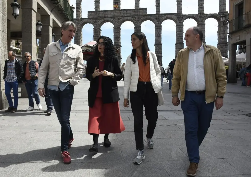 El secretario general del PSOE en Castilla y León, Carlos Martínez, atiende a los medios durante la Conferencia Sectorial de Cultura que organiza ese partido en Segovia junto a la consejera de Cultura del Principado de Asturias, Ana Vanesa Gutiérrez y la secretaria de Cultura del PSOECYL, Manuela Villa. / ICAL